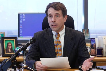 Insurance Commissioner Dave Jones announces during a news conference in Sacramento, Calif., Tuesday, Nov. 12, 2013, that health insurer Anthem Blue Cross of California has agreed to a two-month-extension of about 104,000 insurance policies, after failing to give the required 90-day cancellation notice for canceling policies on Dec. 31, Jones said the company notified the Department of Insurance that it had failed to give enough notice due to a computer glitch and offered the extensions through Feb. 28. (AP Photo/Rich Pedroncelli)